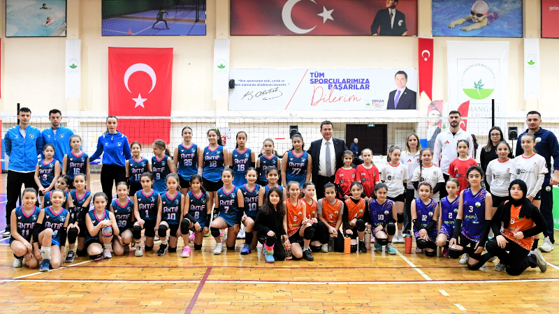 Fetih coşkusu sahaya indi: Osmangazi’de voleybol heyecanı