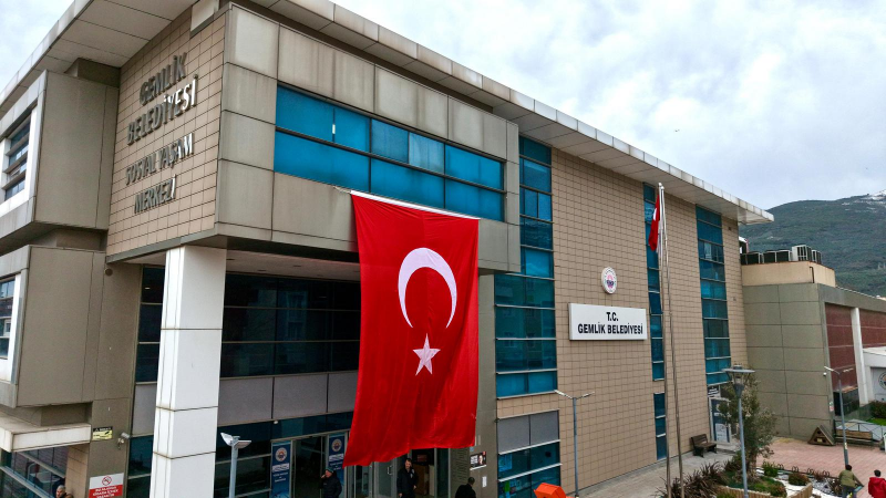 Gemlik’te ay yıldızlı bayrak meydanlarda dalgalandı