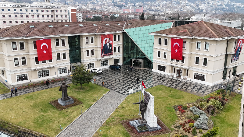 Osmangazi Belediyesi hizmet binaları kırmızı-beyaza büründü