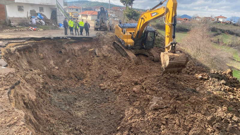 Büyükşehir ekiplerinden heyelan ve göçüklere anında müdahale