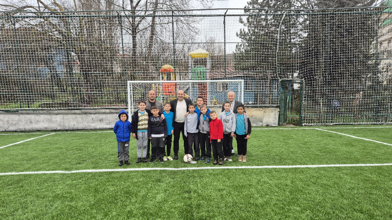 Büyükorhan’daki halı saha baştan sona yenilendi