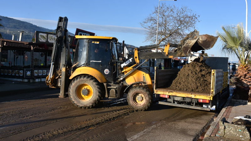 Gemlik’te fırtına sonrası sahil yolunda temizlik