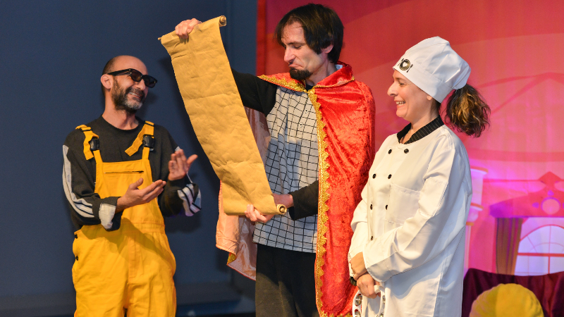 Çocuklar kayıp şapkanın izini sürdü