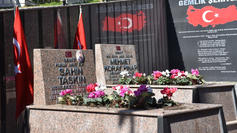 Gemlik’te şehitlikte bakım ve düzenleme çalışması