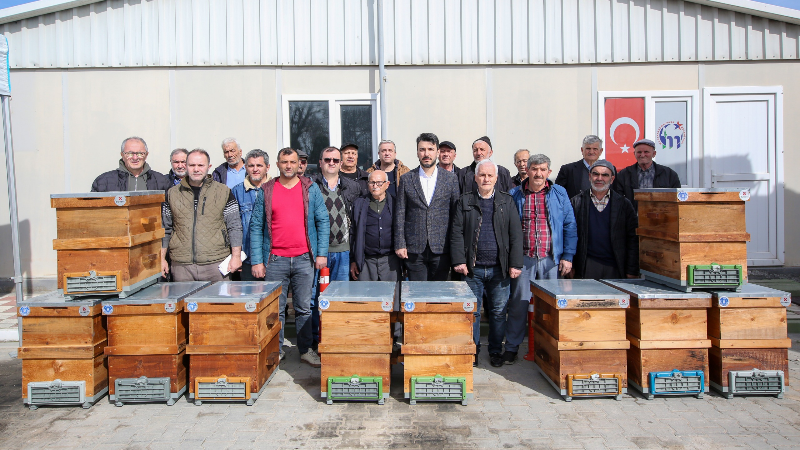 Büyükşehir’den arıcılara 3 bin 335 kovan desteği