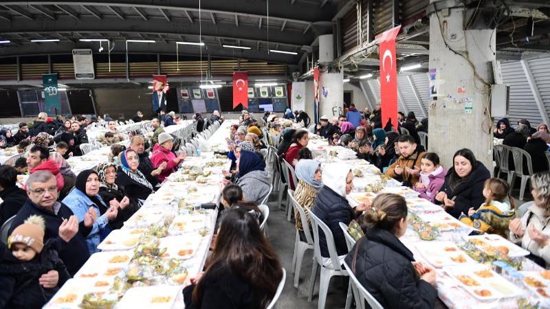 Osmangazi’de Ramazan bereketi: Çiftehavuzlar’da dev iftar sofrası