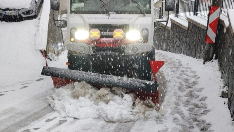 Osmangazi'de kırsal mahallelerde kar mesaisi sürüyor
