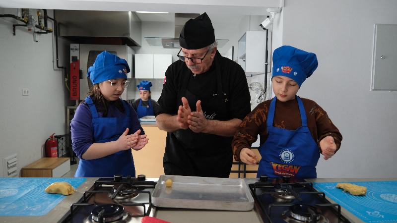 Yıldırımlı minikler Ramazan için mutfağa girdi