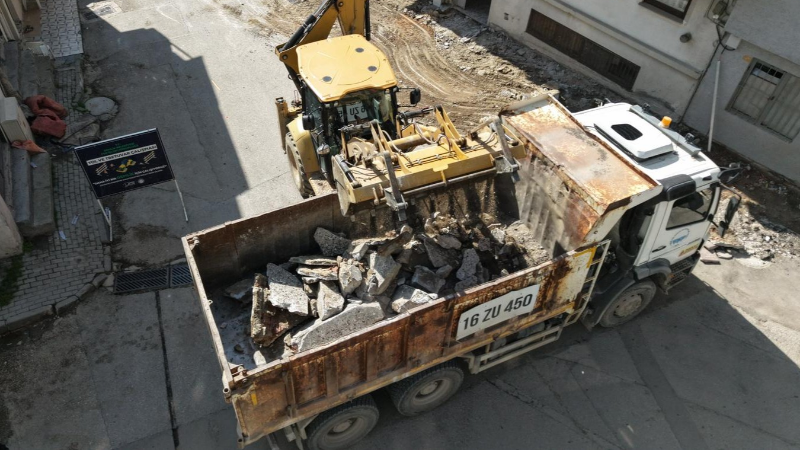 Gemlik’te Alemdar Caddesi’nde kaldırım yenileme başladı
