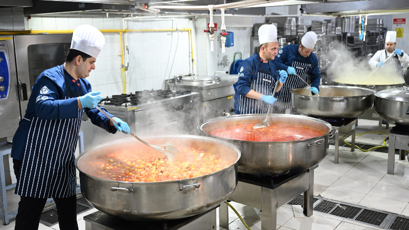 BURFAŞ mutfağında Ramazan mesaisi: On binlerce kişiye sağlıklı menü
