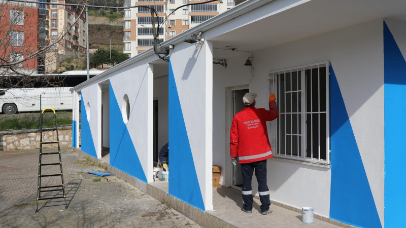 Gemlik’te halı sahalarda bakım ve onarım çalışması