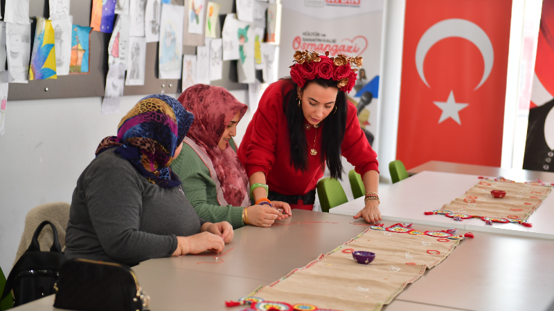 Osmangazi’de kadınlar marteniçka bilekliği yaptı