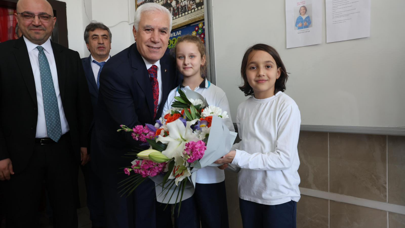 Sınıf başkanı sözünü tuttu, Bozbey okula geldi