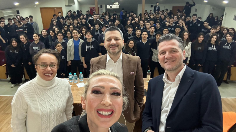 AyThink Gelişim’den “Ne Okusam? Ne Olsam?” Semineri