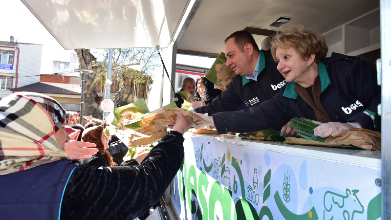 Yenişehir’de vatandaşlara Ramazan pidesi ikramı