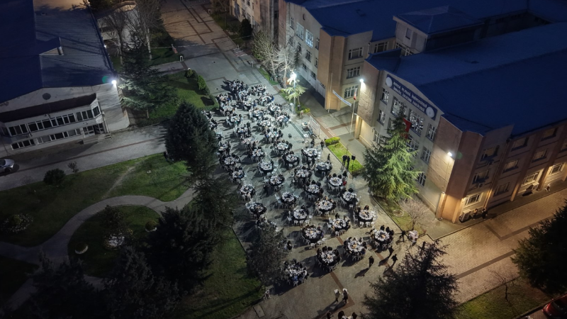 İnegöl’de üniversite gençliği iftar sofrasında bir araya geldi