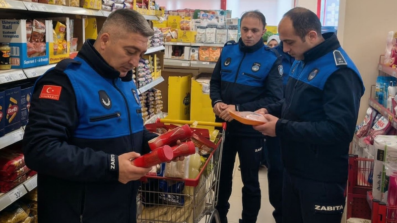 Gemlik Zabıtası market raflarını mercek altına aldı