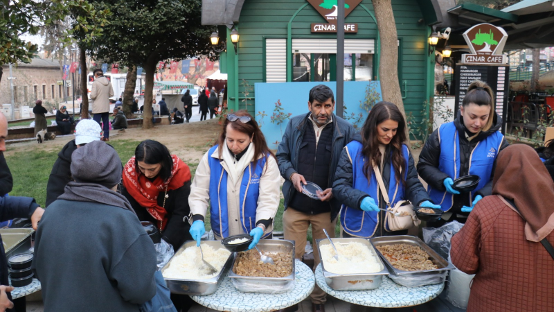 YASAV’dan Ulucami’de gönül sofrası