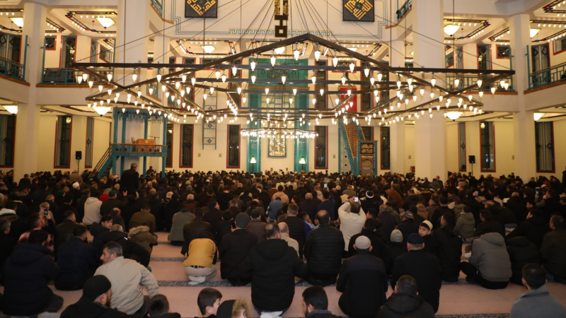 İnegöl’de Kadir Gecesi’nde camiler doldu taştı