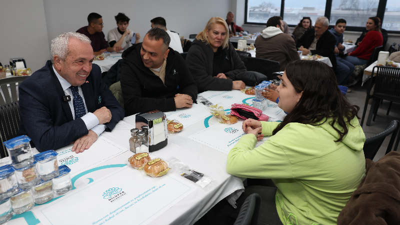 Başkan Şadi Özdemir vatandaşlarla iftar sofrasında buluştu