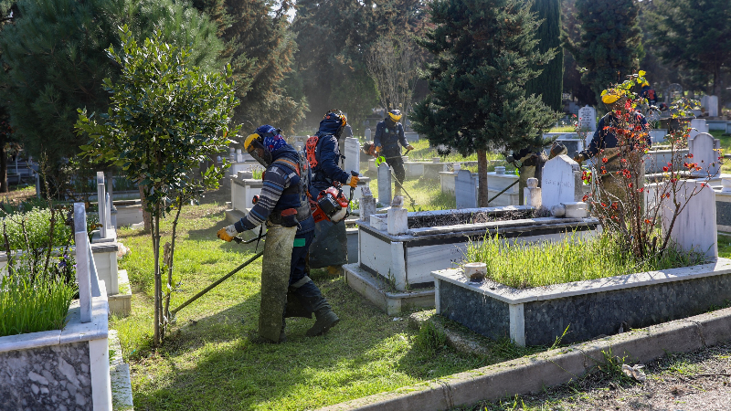 Bursa’da mezarlıklar ve şehitlikler bayrama hazırlanıyor