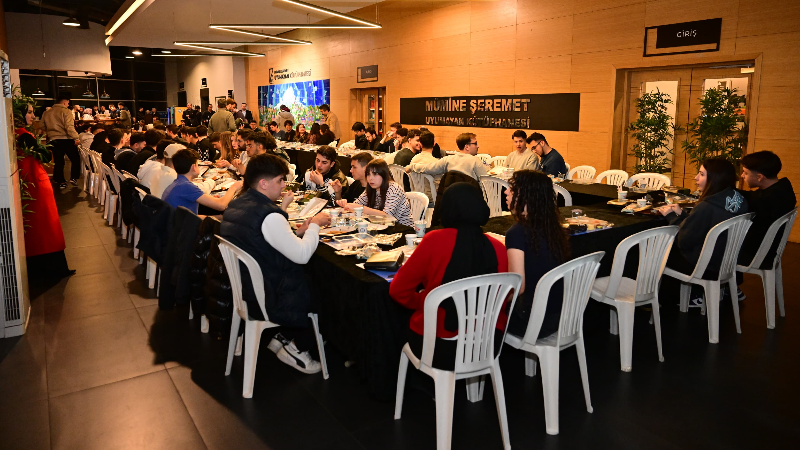 Başkan Yılmaz gençlerle sahurda buluştu