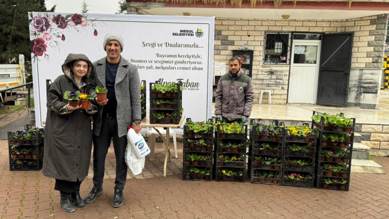İnegöl’de arife günü mezarlıklar çiçek açtı