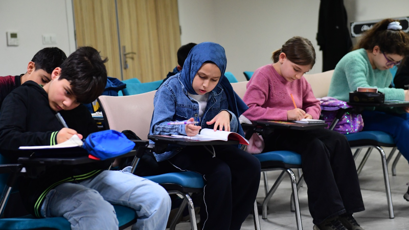 Minik kalemler hayal güçlerini hikâyelere dönüştürüyor