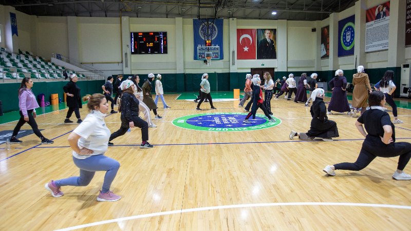 Bursa’da spor festivali pilates ve zumba ile başladı