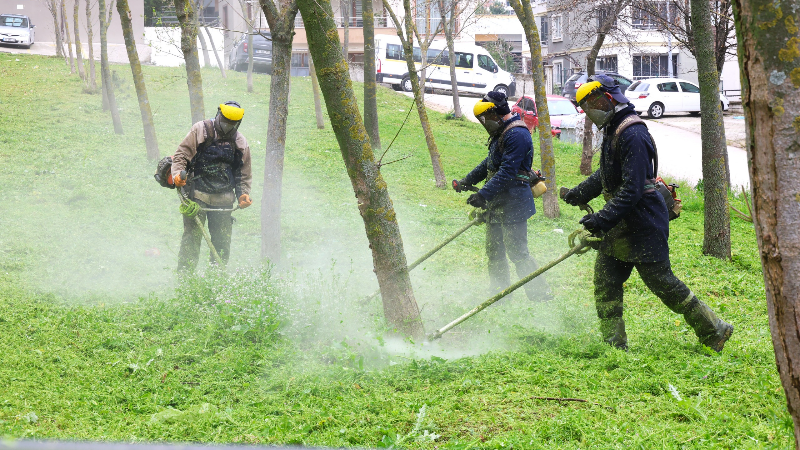 Osmangazi’de yeşil alanlarda yabani ot mesaisi başladı