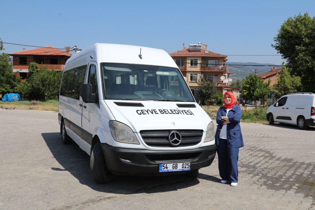 Geyve Belediyesi Garaj Amirliği’nin ilk kadın belediye otobüs şoförü Nebahat Çakır sefere başladı.